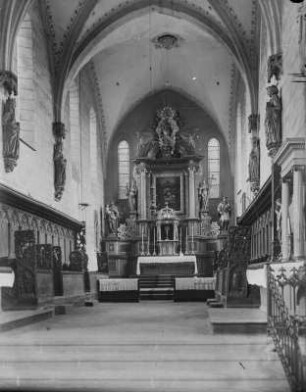 Kircheninneres mit Blick zum Hochlatar