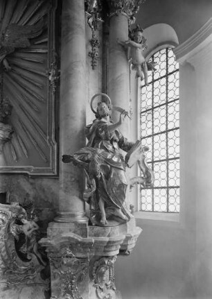 Hochaltar — rechte Seitenfigur: Johannes Evangelist