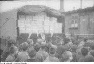 Deutsche Kriegsgefangene in Jugoslawien spenden Pakete für Kinder in Deutschland - die Volkssolidarität organisiert die Verteilung, 1948
