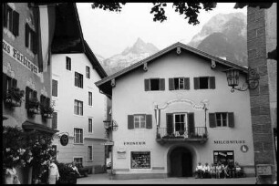 Lofer: Platz mit Berge über den Dächern