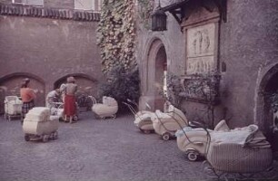 Leutenberg? Friedensburg? Hof mit Kinderwagen