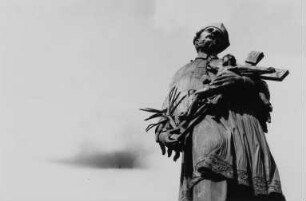Skulptur des Heiligen Johannes von Nepomuk (1683) auf der Karlsbrücke