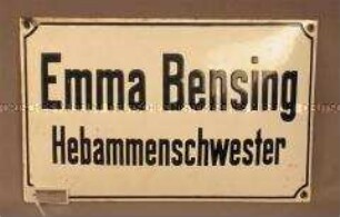 Türschild einer Hebamme