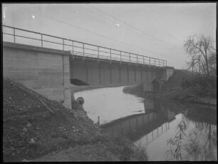Bahnbrücke über Fluss
