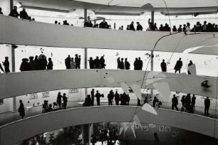 Besucher in der Ausstellung des Bildhauers Alexander Calder im Guggenheim Museum