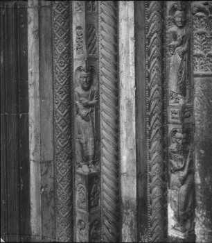 Ferrara, Dom San Giorgio, Westfassade, Hauptportal, Figuren am Gewände