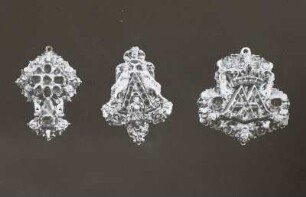 Drei Anhänger: Monogramm AA, Monogramm A, Kreuzform