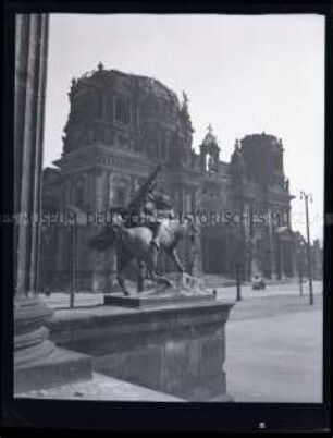 Blick auf den beschädigten Berliner Dom vom Alten Museum aus, im Vordergrund die "Kämpfende Amazone" von August Kiss auf die rechten Seite der Freitreppe