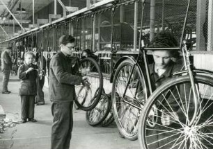 In einer Fahrradfabrik in Westfalen. Arbeiter montieren Fahrräder an einem Fließband