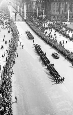 Berlin: Einzug der Luftwaffe durchs Brandenburger Tor, Blick auf Linden