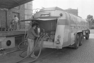 Verarbeitung von Milch bei der Milchzentrale Karlsruhe