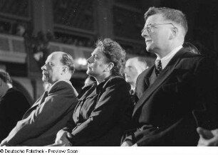Portrait Dmitri Dmitrijewitsch Schostakowitchs sowie Walter und Lotte Ulbrichts im Publikum der Bachfeier aus Untersicht
