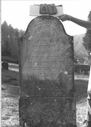 Grabstein 47 (Index: 100009547) Zustand: rechter Rand abgebröckelt Maße HxBxT: 133x58x14 cm: Grabstein 47