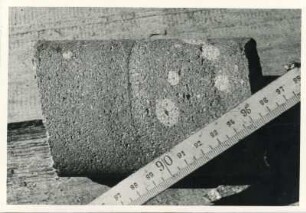 Dresden-Gittersee. Grubenfeld Gittersee. 2. Sohle. Aufhauen 3, Strecke 361. Bohrkern; rote Arkosen mit Bleichungshöfen und schwarzen Kernen