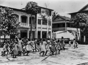Tanz von Kindern : Tanz von Kindern auf einem Schulhof in Malabo.