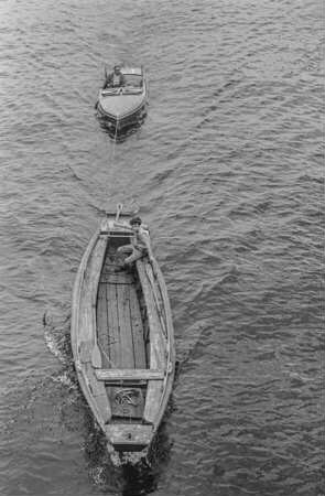 Motorboot zieht Kahn, 1967. SW-Foto © Kurt Schwarz.
