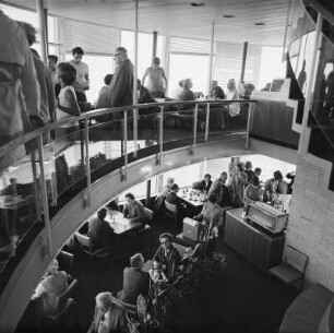 Dresden-Wachwitz. Fernsehturm (1964-1969; K. Nowotny, H. Rühle, J. Braune; monolithischer Stahlbetonmast, H. gesamt 252 m). Turm-Café
