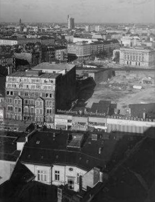 130° Panorama, Bild 2 von 7. Blick entlang dem Kurfürstendamm auf das Viktoria-Areal Richtung Breitscheidplatz. Berlin-Charlottenburg, Kurfürstendamm