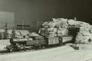 Ausschnitt aus der Modellanlage Göteborg, 1:45, Spur 0, 32 mm, mit Zug aus den Jahren 1916-1920 : Modellanlage Göteborg