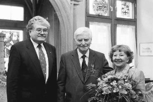 Freiburg im Breisgau: Hans Schneider erhält von Regierungspräsident Conrad Schroeder das Bundesverdienstkreuz