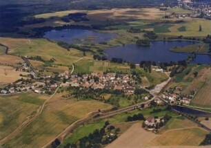 Moritzburg-Friedewald, Ortsteilansicht mit Bahnlinie der Kleinbahn und Dippelsdorfer Teich