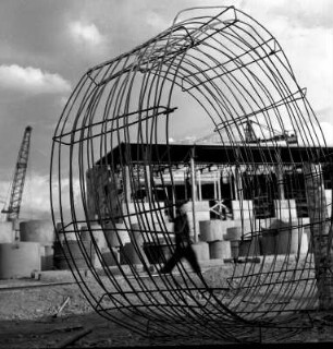 Drahtgestell vor der Baustelle eines Betonwerkes