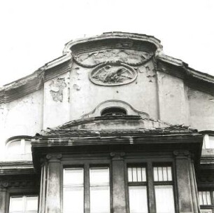 Cottbus. Berliner Straße 131. Wohnhaus (um 1910), Risalitabschluß und Giebel