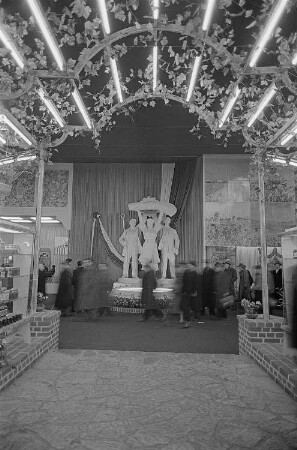 Messebesucher in der Ausstellungshalle Bulgariens vor dem Rosenbrunnen mit Rosenöl