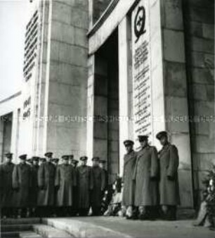 Eine Kompanie der Roten Armee bei der Kranzniederlegung am Jahrestag der Oktoberrevolution von 1917 am sowjetischen Ehrenmal im Tiergarten