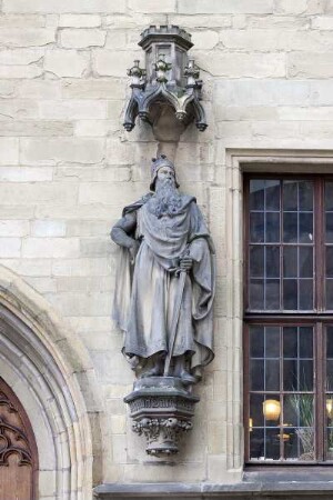 Statuen deutscher Kaiser: links: Friedrich Barbarossa