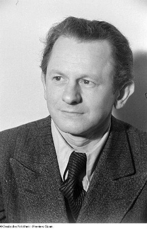 Porträtaufnahmen des Lehrers W. Bartel, Mitglied im Bund der Antifaschistinnen und Antifaschisten (VVN) : aufgenommen anlässlich der Gründung der Vereinigung der Verfolgten des Naziregimes - Bund der Antifaschistinnen und Antifaschisten (VVN)