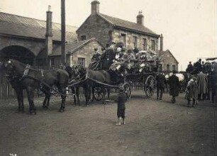 Edinburgh, Schottland. Touristen der Hapag in vierspännigen Kutschen an einem Güterbahnhof (wohl in Hafennähe) vor einer Wagenfahrt durch die Stadt