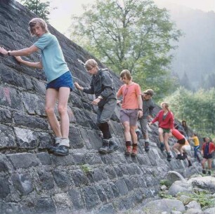 Kurzschule Baad im Kleinen Walserertal. Jugendliche beim Training auf der Hindernisbahn