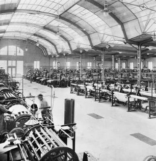 Blick in den Websaal : Technikgeschichte | Technologie | Fasern, Gespinste und Gewebe | Seidenspinnerei und -Weberei | Michels & Co