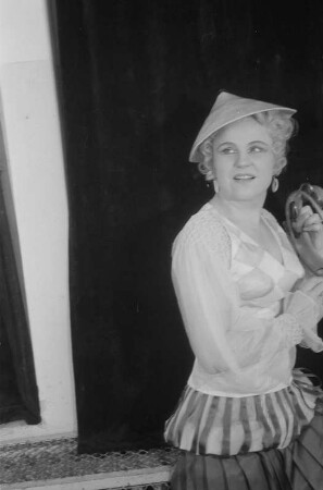 Szenenbilder aus der Oper "Harlekin" an der Deutschen Staatsoper Berlin : Soloaufnahme von Irma Beilke