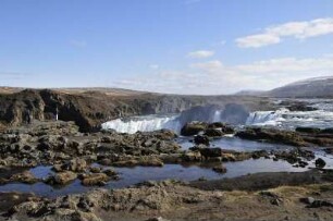Godafoss-Wasserfall bei Akureyri : Der Godafoss-Wasserfall ("Götter"-Wasserfall) ist hundert Meter breit und fällt 11 Meter tief herab. Aufgenommen am 20. Mai 2012 in der Nähe von Akureyri