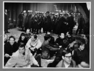 Protestveranstaltung der Studentenschaft der FU in der der Halle des Henry-Ford-Baus: Polizeieinsatz gegen die sit-in-Teilnehmer