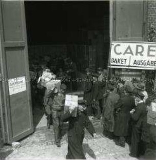 Care-Pakete werden verteilt