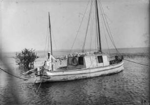 Boot am Viktoriasee : Ein Begleiter der Expedition auf einem Boot auf dem Viktoriasee