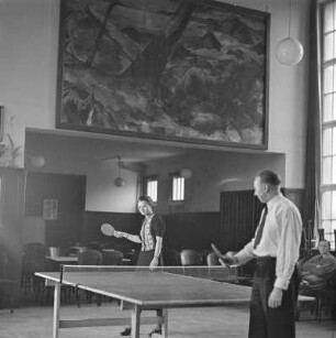 Eine Frau und ein Mann spielen Tischtennis