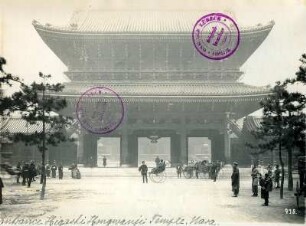 Kyoto. Higashi Hongan-ji. Haupteingangstor mit Einheimischen, Touristen und Rikschas