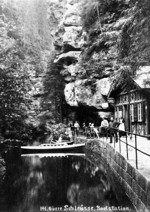Lieske, Emil: Sächsische Schweiz, Kirnitzschtal, Obere Schleuse. Obere Bootsstation mit Kähnen, Ausflüglern und Gastwirtschaft. Blick flußabwärts. Photographie, um 1885. Sebnitz: Sebnitzer Kunstblumen- und Heimatmuseum "Prof. Alfred Meiche“