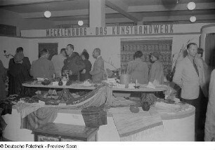 Besucher am Messestand mit Kunsthandwerk aus Mecklenburg