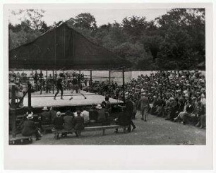 Max Schmeling beim Trainingskampf in Kingston, New York. links: Max Schmeling