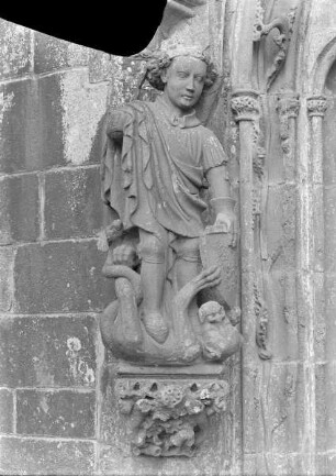 Westportal, linkes Gewände: Heiliger Michael