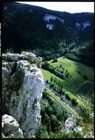 Werenwag: Donautal, Vordergrund Felsen, Blick nach unten