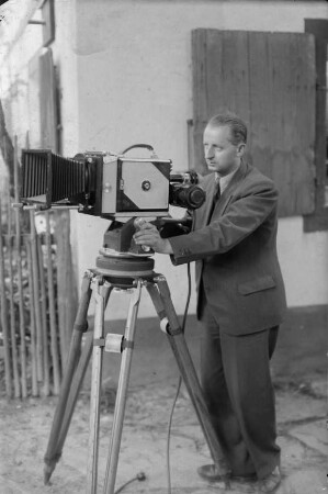 Regisseur Alfred Siegert bei Dreharbeiten zum Film "Karl Stülpner" am Hiemann-Gut