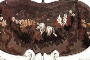 Blumenvasen und Girlanden