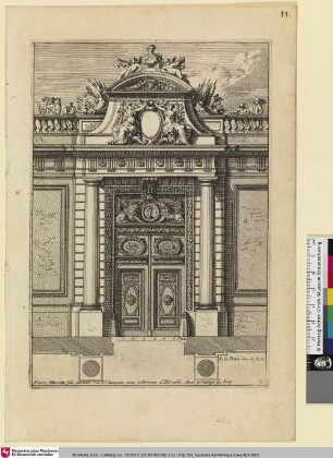 [Portal mit einer mit Löwen verzierten Tür; Porte cochére dont le couronnement est flanqué de trophées d'armes et de gens sur une terrasse]