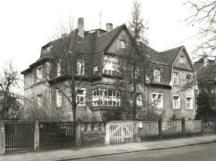 Dresden-Trachau, Wilder-Mann-Straße 23 e/f. Doppelwohnhaus (um 1911). Straßenansicht mit Einfriedung